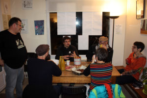 Manu Galure à la table du Convivial'Café. Crédits photo : Olivier Courtaud pour le Convivial'Café