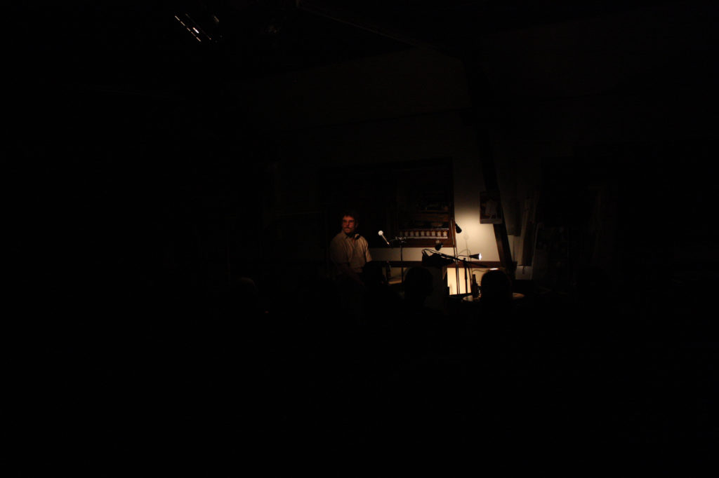 Manu Galure, sans projecteurs, dans la salle des fêtes de Landes-le-Gaulois. Crédits photo : Olivier Courtaud pour Studio Zef