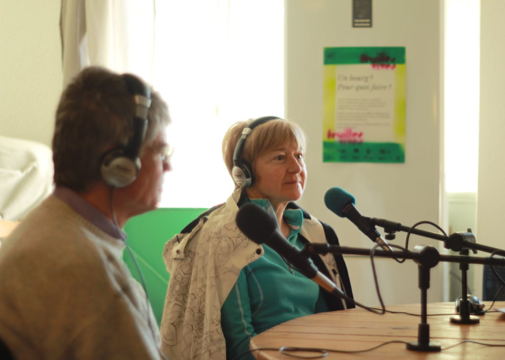 De gauche à droite, Patrice Jobard et Dominique Turpin, conseillers municipaux à Chambon-sur-Cisse, sur le plateau de Feuilles vives en direct de l'auberge de la Buinotte, le 18 février 2018. Crédits photo : Guillaume Legret pour Studio Zef