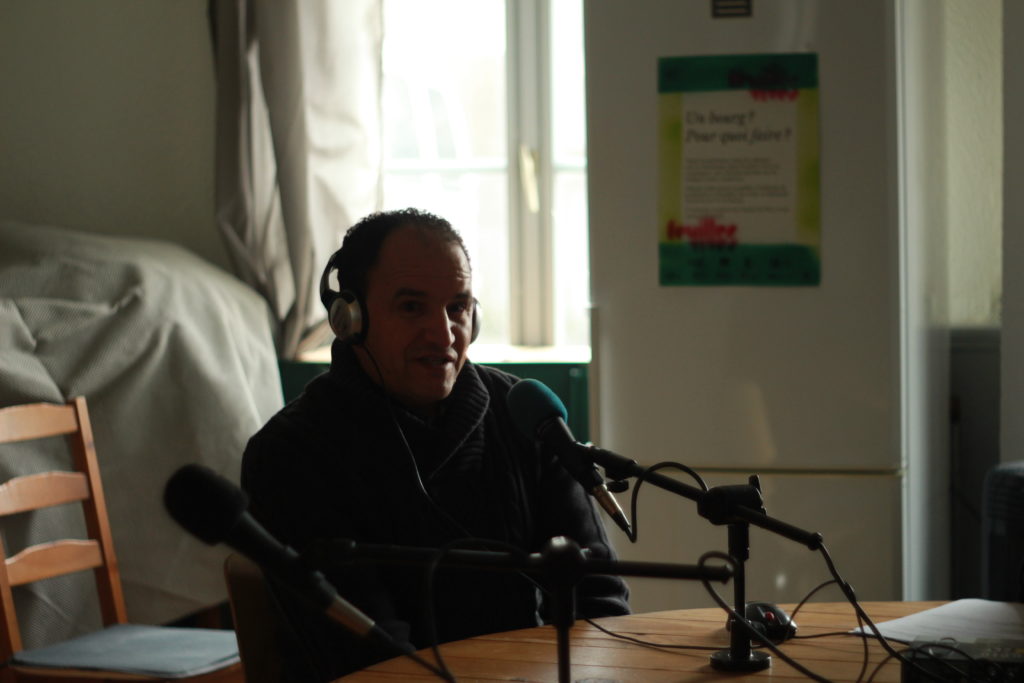 Abdellah Nidouissaden, épicier à Chambon-sur-Cisse, sur le plateau de Feuilles vives en direct de l'auberge de la Buinotte, le 18 février 2018. Crédits photo : Guillaume Legret pour Studio Zef