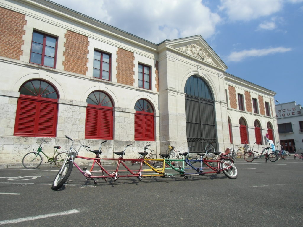 "Vélo rigolo", sur l'un des trois parkings qui entoure la halle aux grains de Mer, à l'occasion de la fête de l'écomobilité, le 7 juillet 2018. Crédits : Nicolas Patissier pour Studio Zef