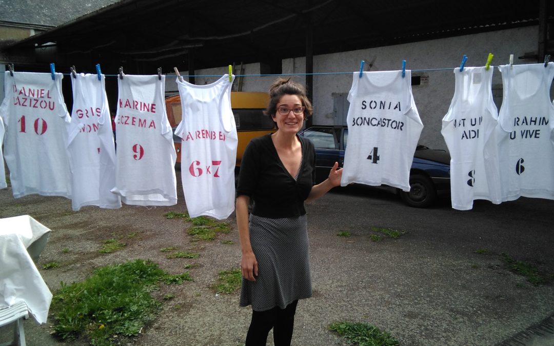 Juliette Mantrand, fondatrice de la compagnie Jean et Faustin, au milieu des maillots des joueurs du match-spectacle "C'est pas tous les jours dimanche". Crédit : Guillaume Legret pour Studio Zef