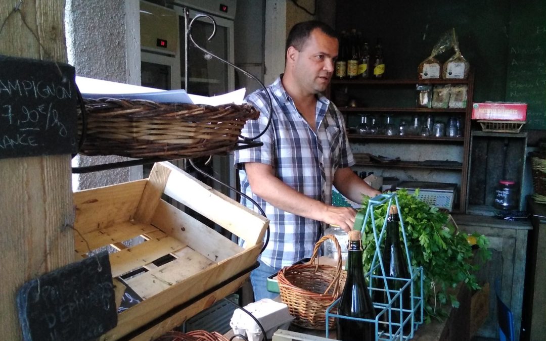 Thomas Grappy derrière le comptoir de son épicerie du Petit jardin. Crédits : Guillaume Legret pour Studio Zef.