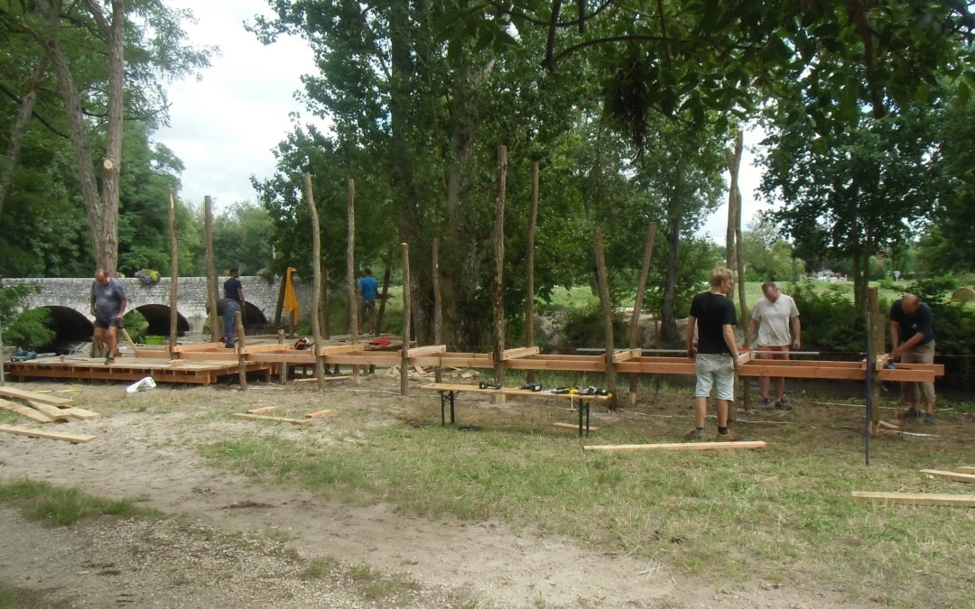 Le collectif Dérive et les habitants de Tour-en-Sologne travaillant ensemble à la réalisation du chantier. Crédit photo : Nicolas Patissier pour Studio Zef.