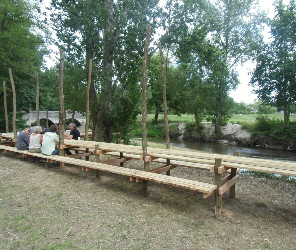 Baptême de la table par un petit apéro de fin de chantier. Crédit photo : Nicolas Patissier pour Studio Zef