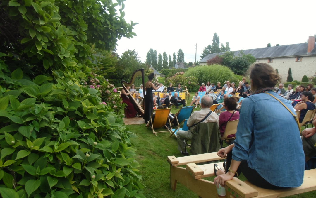 Le duo Gingko dans un jardin privé à Chitenay devant le public du festival Va jouer dehors ! Crédit photo : Nicolas Patissier pour Studio Zef