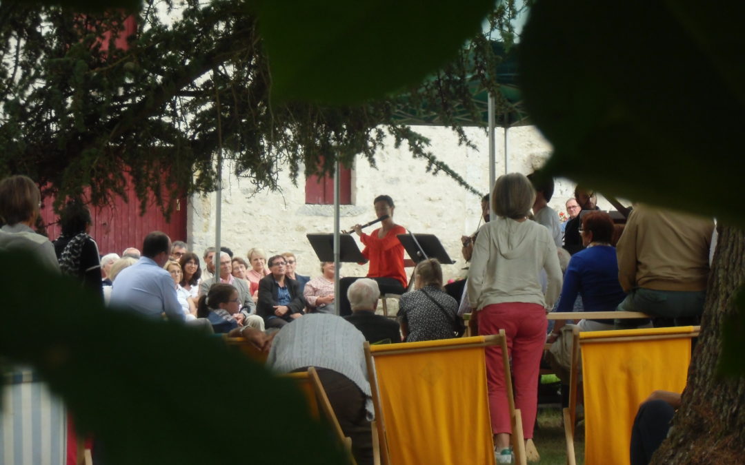 L'ensemble baroque Nevermind au château de Conon à Cellettes, pour le festival Va jouer dehors ! Crédit photo : Nicolas Patissier pour Studio Zef