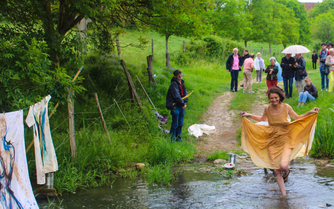 L'artiste Liska Lorca au cours d'une performance artistique à la ferme des Petits Tresseaux à Averdon, lors du festival H²O. Crédits : Artecisse.