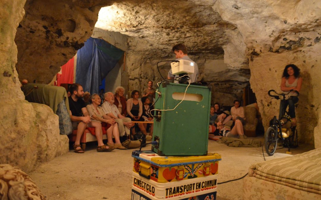L'appareil de projection alimenté à la force des mollets de CinéCyclo dans les grottes de Mazangé. Crédits photo : CinéCyclo