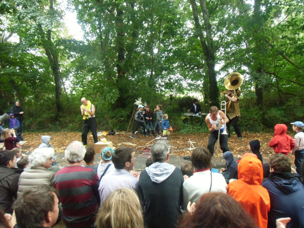 L'orchestre de la Casserole (Les Montils) joue son spectacle "Dans la forêt", accompagné d'une troupe de danseurs chevronnés. Crédit photo : Nicolas Patissier pour Studio Zef