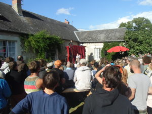 Mise en abyme : les comédiennes de la compagnie de la Carotte (Jura) finissent d'installer la scène après le début du spectacle. Crédit photo : Nicolas Patissier