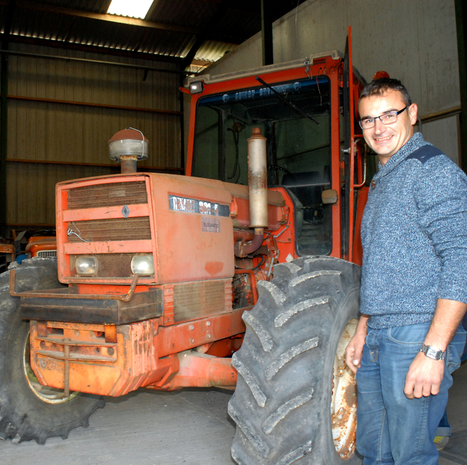 Xavier devant son tracteur, à la Ferme de la Digue à Monteaux. Crédits photo : ? pour la Ferme de la Digue