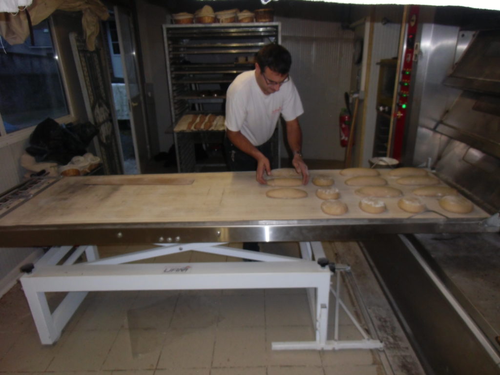 Fabrication de pain dans le labo du Fournil Saint-Honoré, aux Grouets. Crédits photo : Nicolas Patissier pour Studio Zef