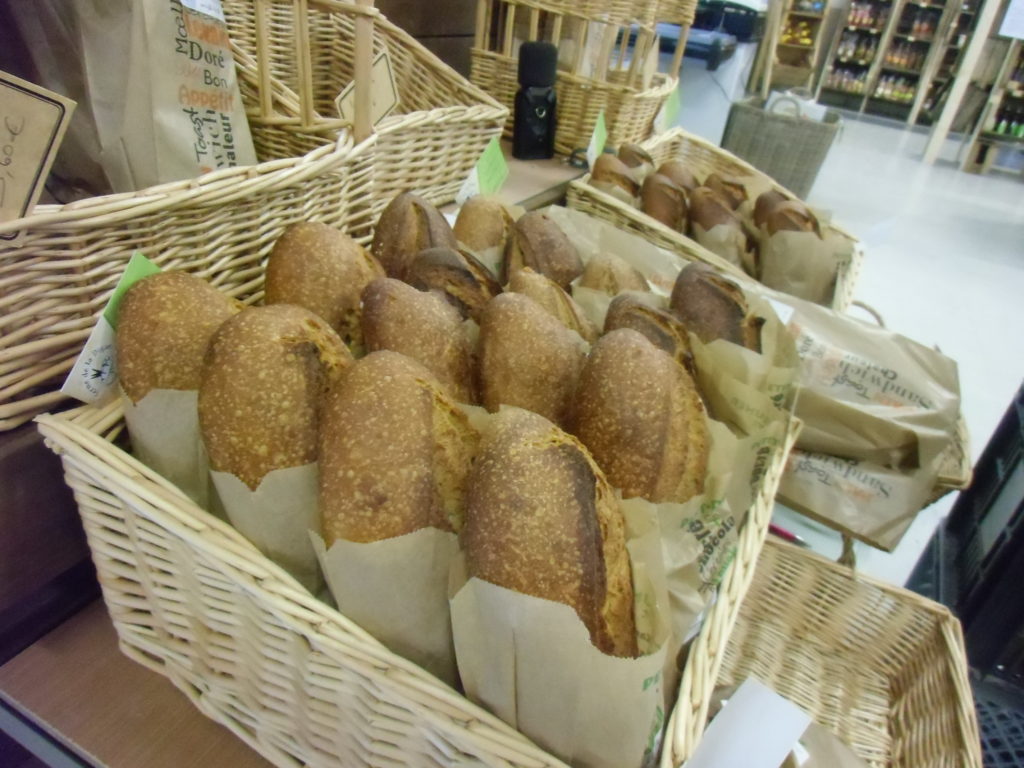 Les pains de Xavier trônent à l'entrée du magasin, juste à côté des caisses. Crédits photo : Nicolas Patissier pour Studio Zef