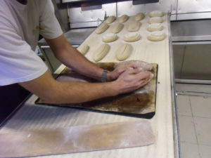 Fabrication de pain dans le labo du Fournil Saint-Honoré, aux Grouets. Crédits photo : Nicolas Patissier pour Studio Zef