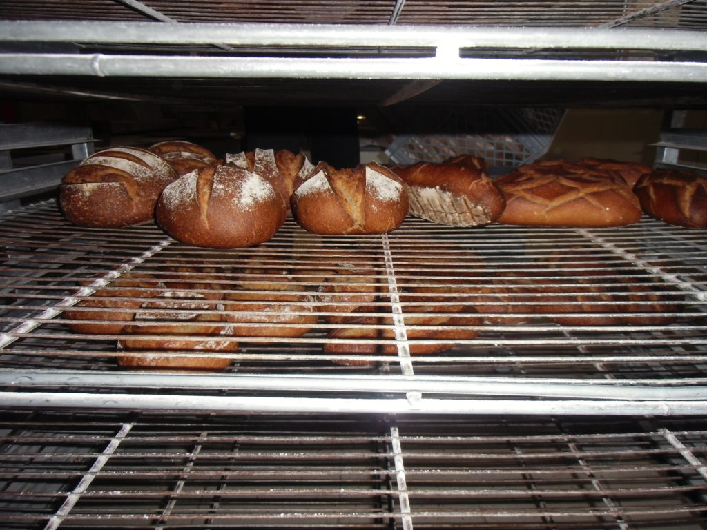 Les pains tout chauds sont prêts à être livrés. Crédits photo : Nicolas Patissier pour Studio Zef