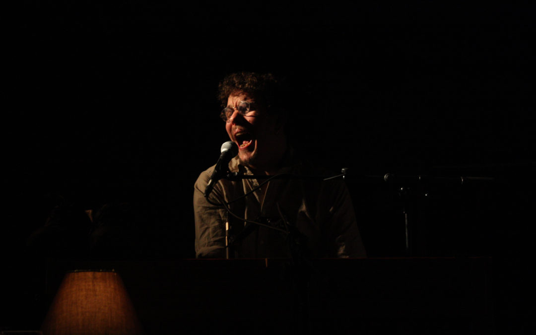 Concert à la lampe de chevet de Manu Galure dans la salle des fêtes de Landes-le-Gaulois, le 25 janvier 2018. Crédits photo : Olivier Courtaud pour le Convivial Café