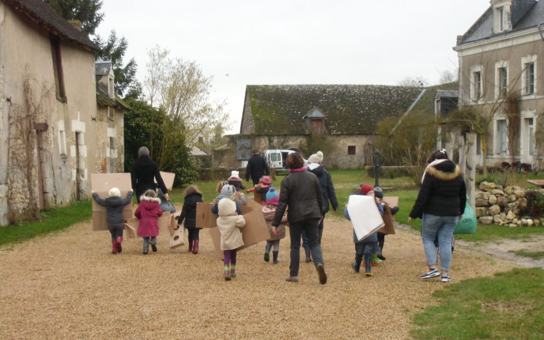 Classe de maternelle de l'école de Fougères-sur-Bièvre, se rendant à un atelier jardin animé par le collectif des Métairies, le 9 janvier 2018 au théâtre du Grand Orme à Feings. Crédits photo : Nicolas Patissier pour Studio Zef