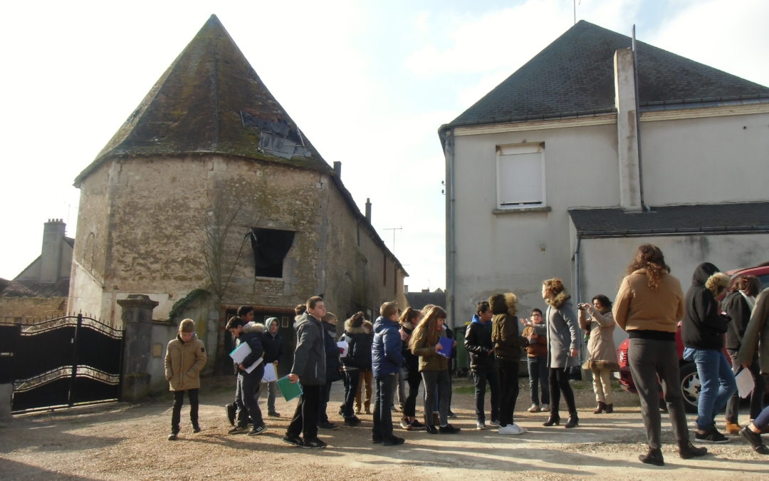 Classe de sixième du collège Lavoisier à Oucques, devant une ancienne église du village, dans le cadre de projet de "classe patrimoine" piloté par Sarah Eloire et le CAUE 41, le 23 février 2008. Crédits : Nicolas Patissier pour Studio Zef.