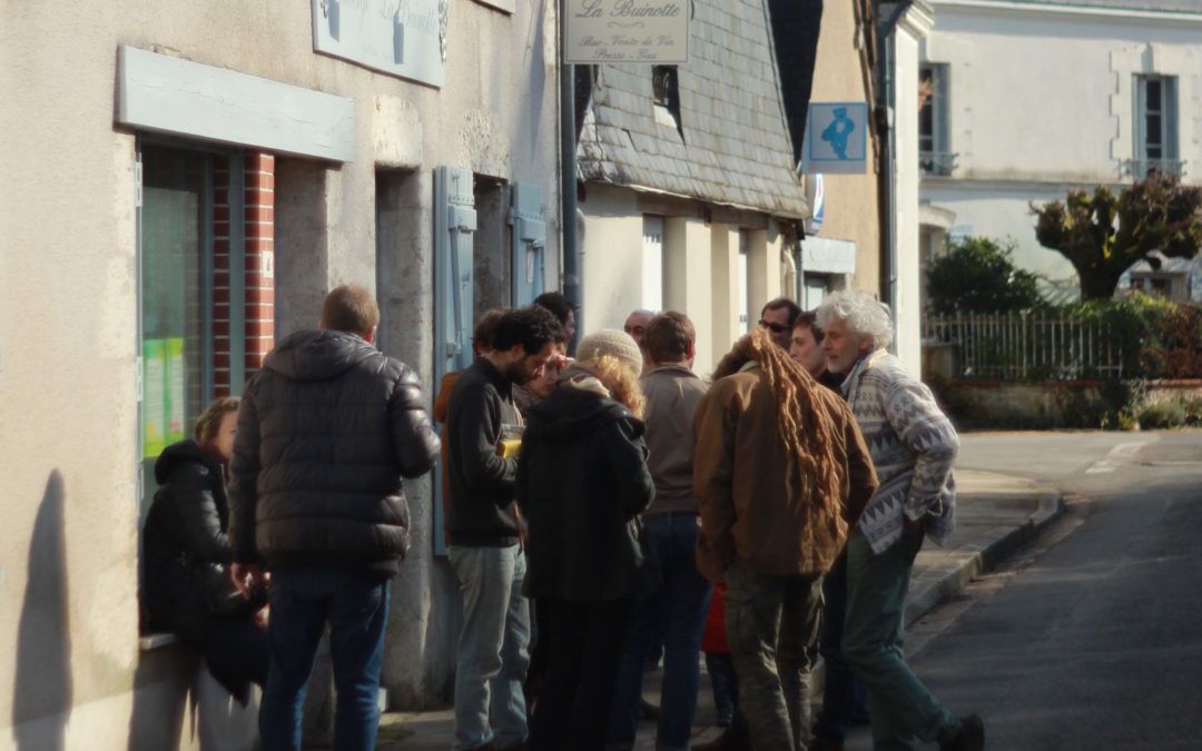 Devanture de l'auberge de la Buinotte à Chambon-sur-Cisse, à l'occasion d'une émission en direct de Feuilles vives, le 18 février 2018. Crédits photo : Guillaume Legret pour Studio Zef