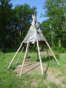 Tipi du paléolithique final en cours de couverture. Crédits : Nicolas Patissier pour Studio Zef