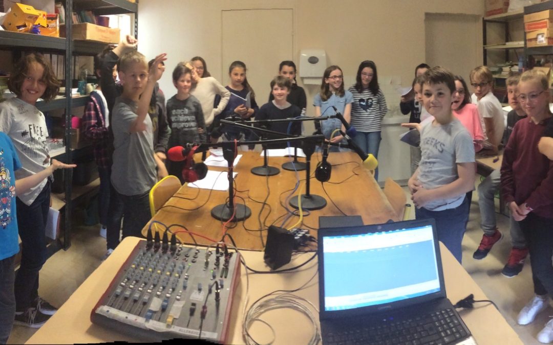 Les élèves de CM2 de l&rsquo;école élémentaire de Savonnières deviennent de vrais animateurs radio !